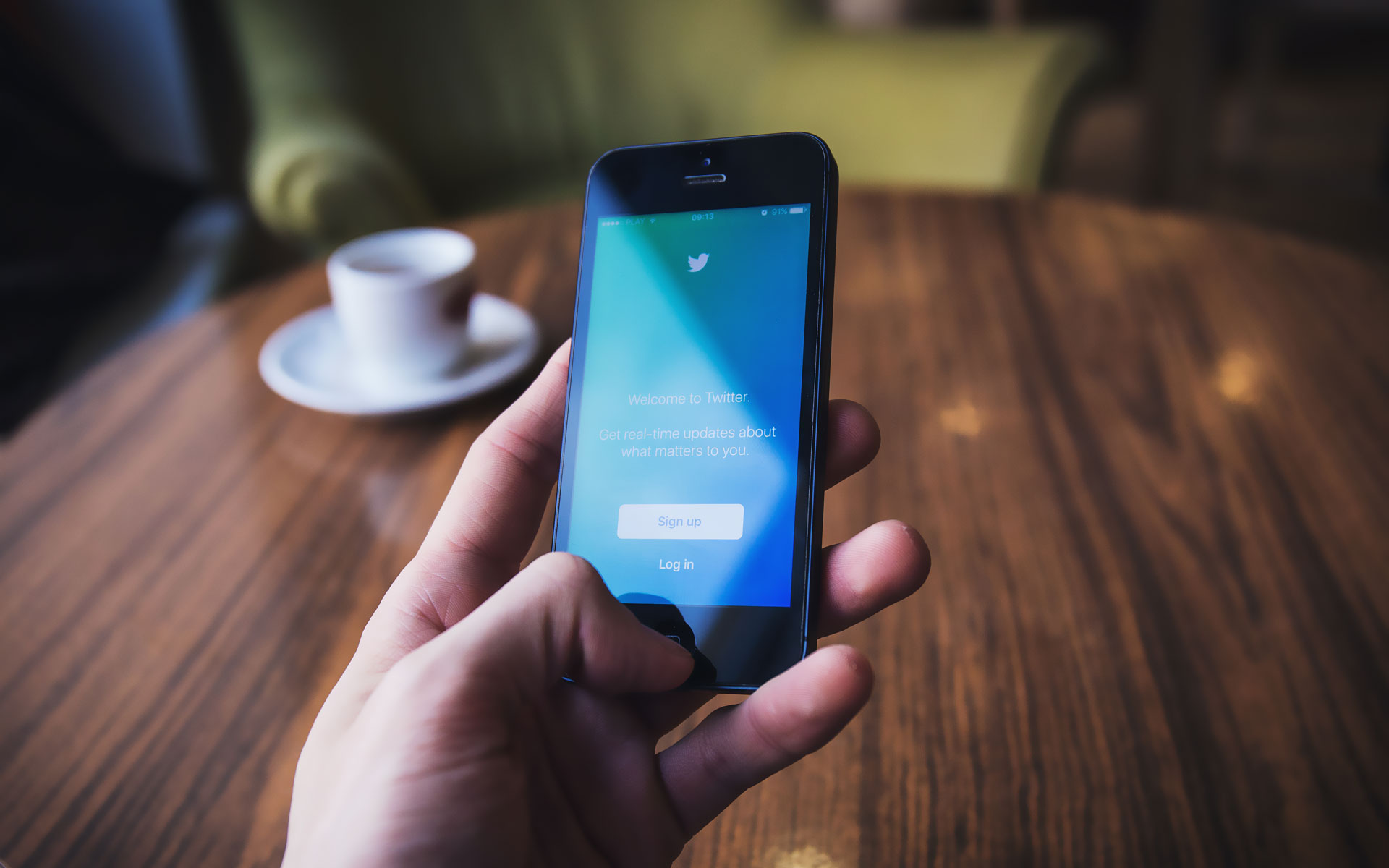 Understand how Twitter can help your business make lasting business-to-business and business-to-consumer contacts.